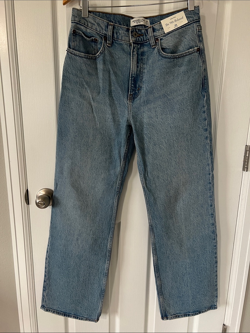 NWT Abercrombie High Rise 90s Relaxed Jeans Size 28